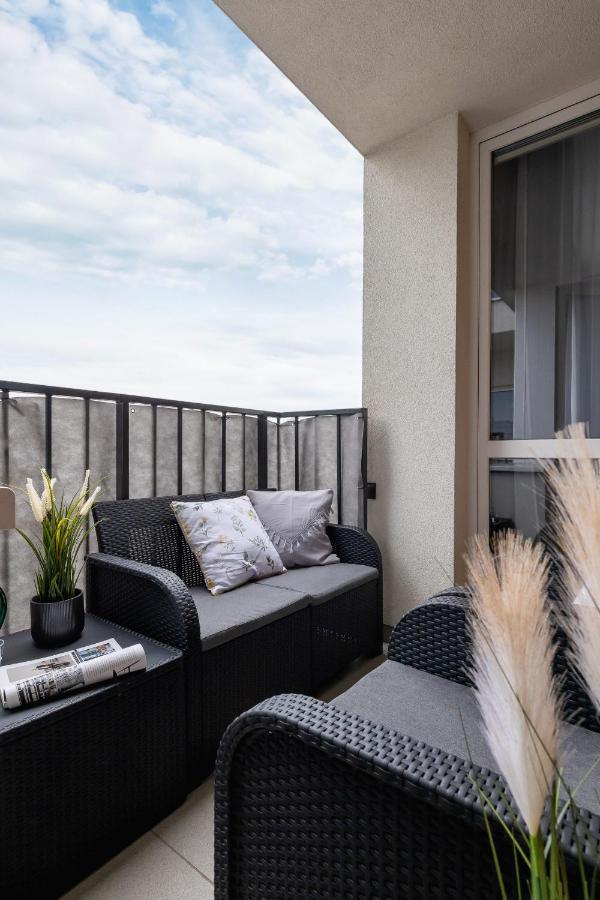 Osiedle Avia Harmonious Apartment With Balcony & Parking Cracow By Renters Prestige Krakow Dış mekan fotoğraf