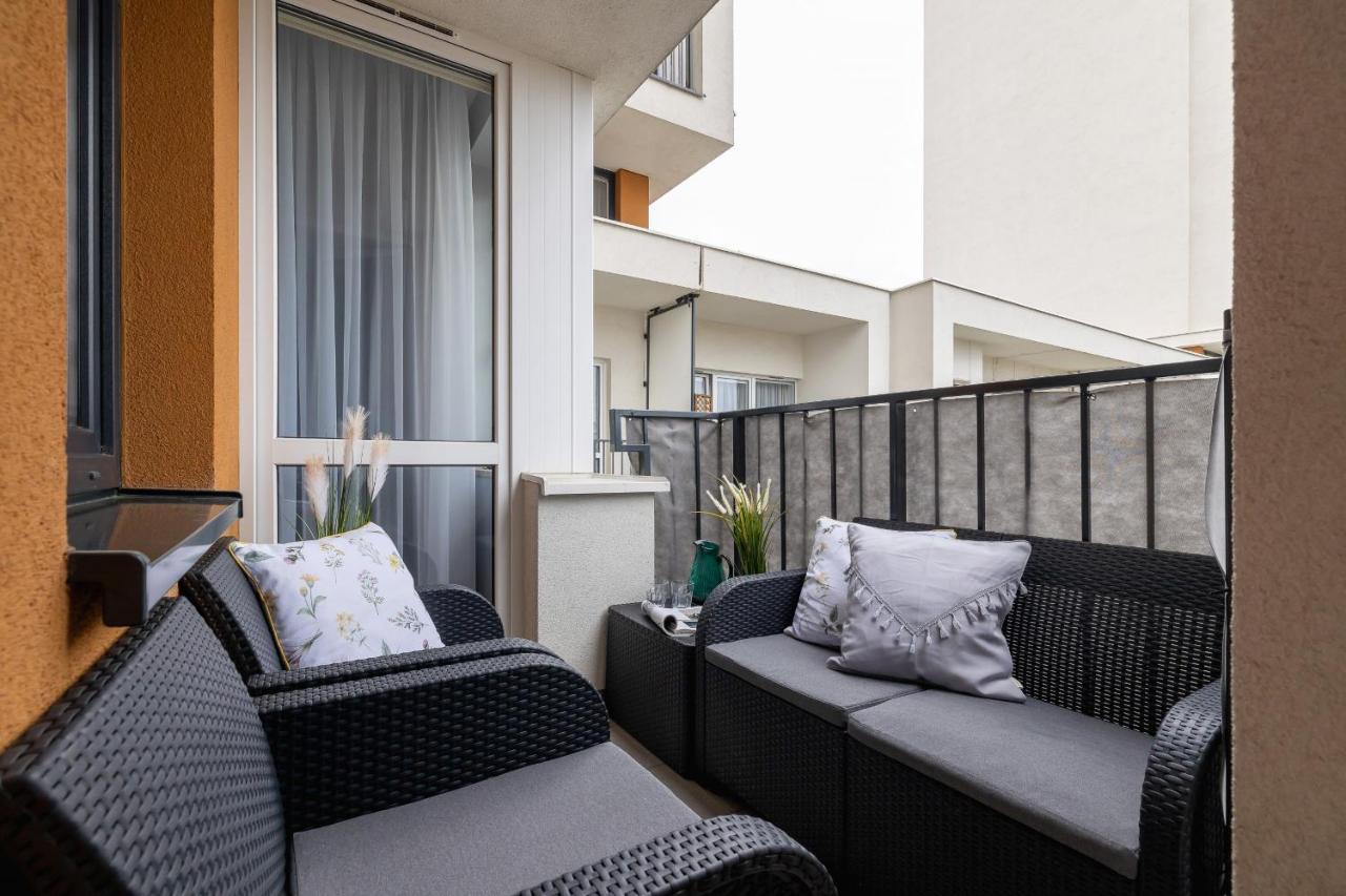 Osiedle Avia Harmonious Apartment With Balcony & Parking Cracow By Renters Prestige Krakow Dış mekan fotoğraf
